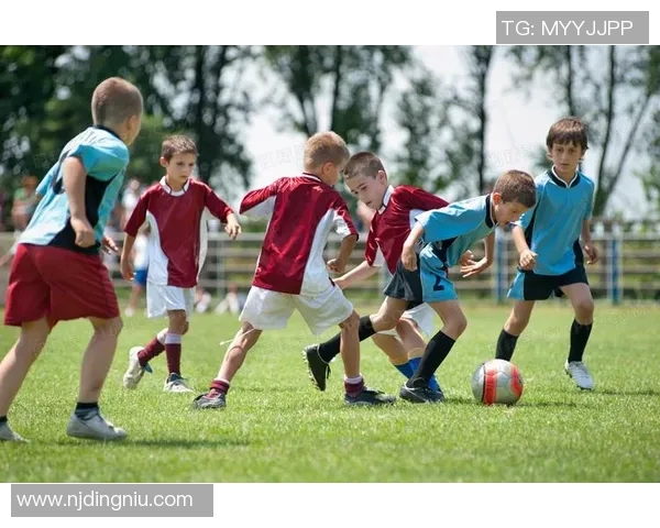 小孩子踢足球的最佳年龄是什么时候如何培养他们的兴趣和技能
